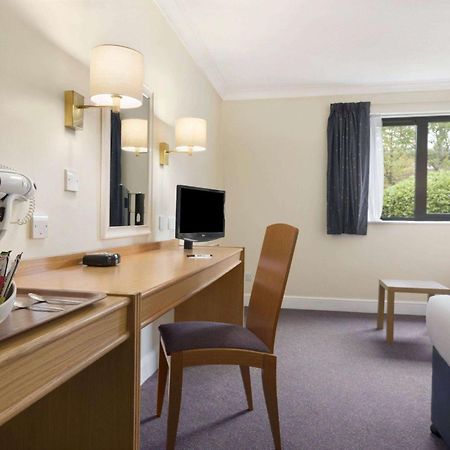 Days Inn Стафорд Екстериор снимка