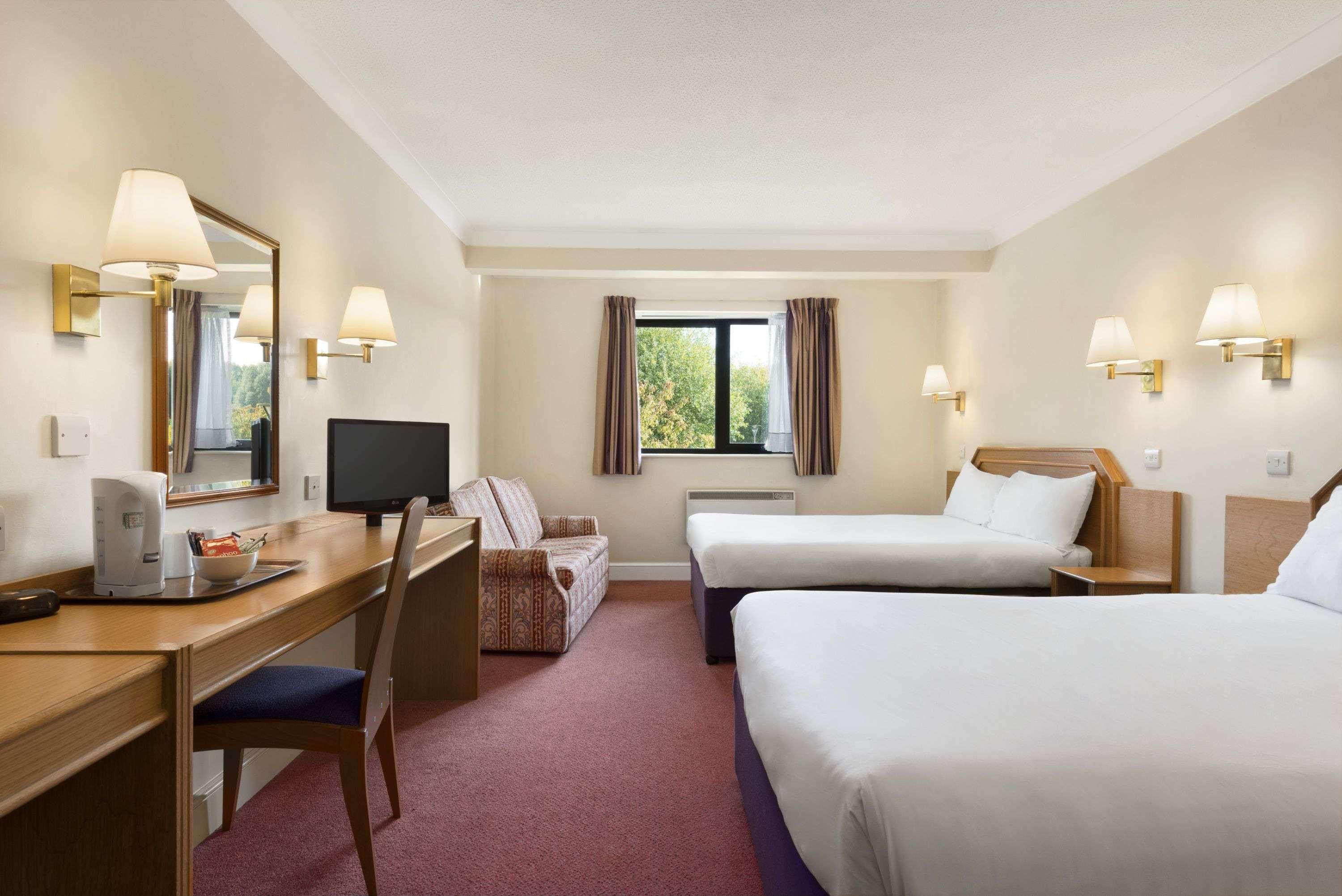 Days Inn Стафорд Екстериор снимка