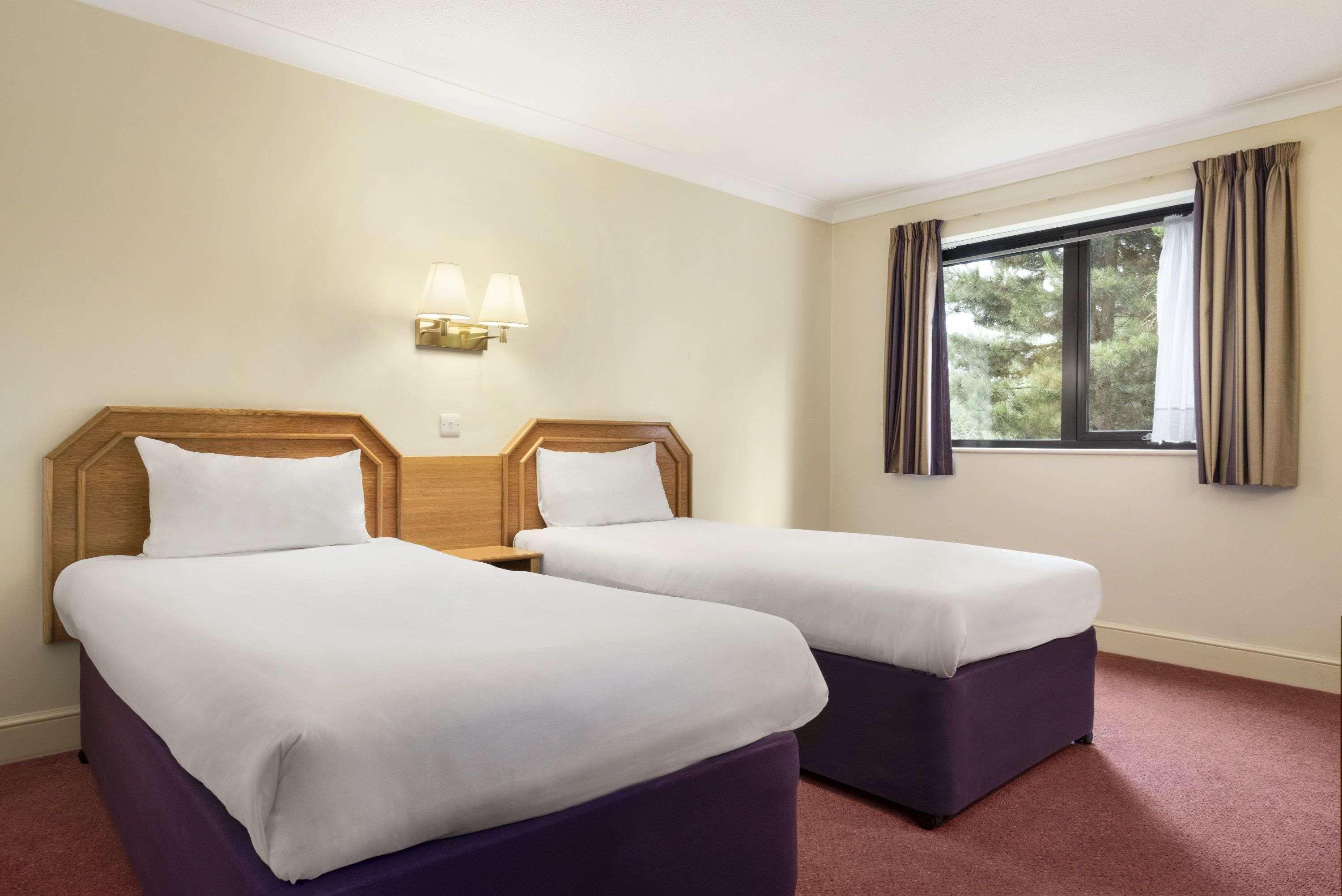 Days Inn Стафорд Екстериор снимка