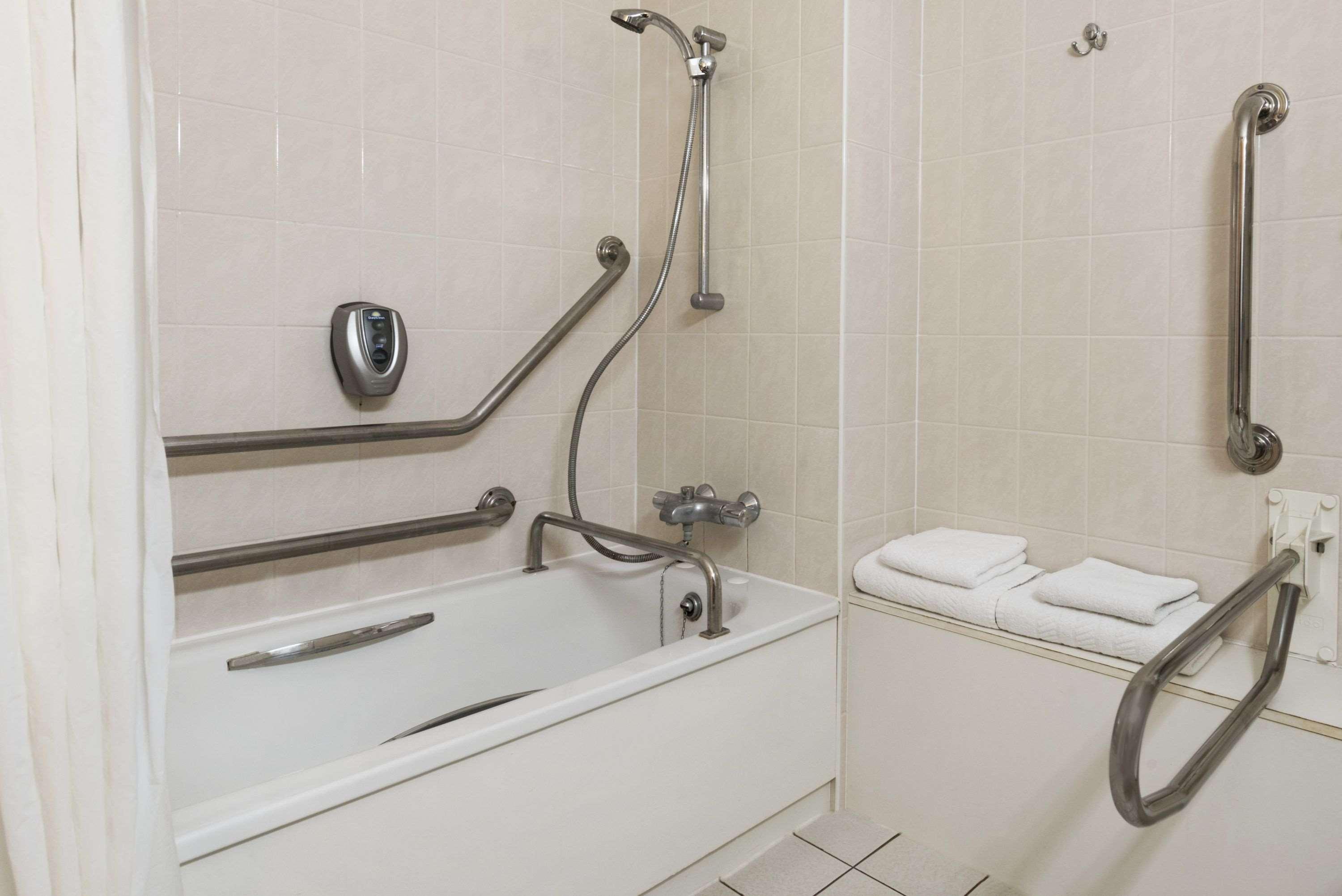 Days Inn Стафорд Екстериор снимка