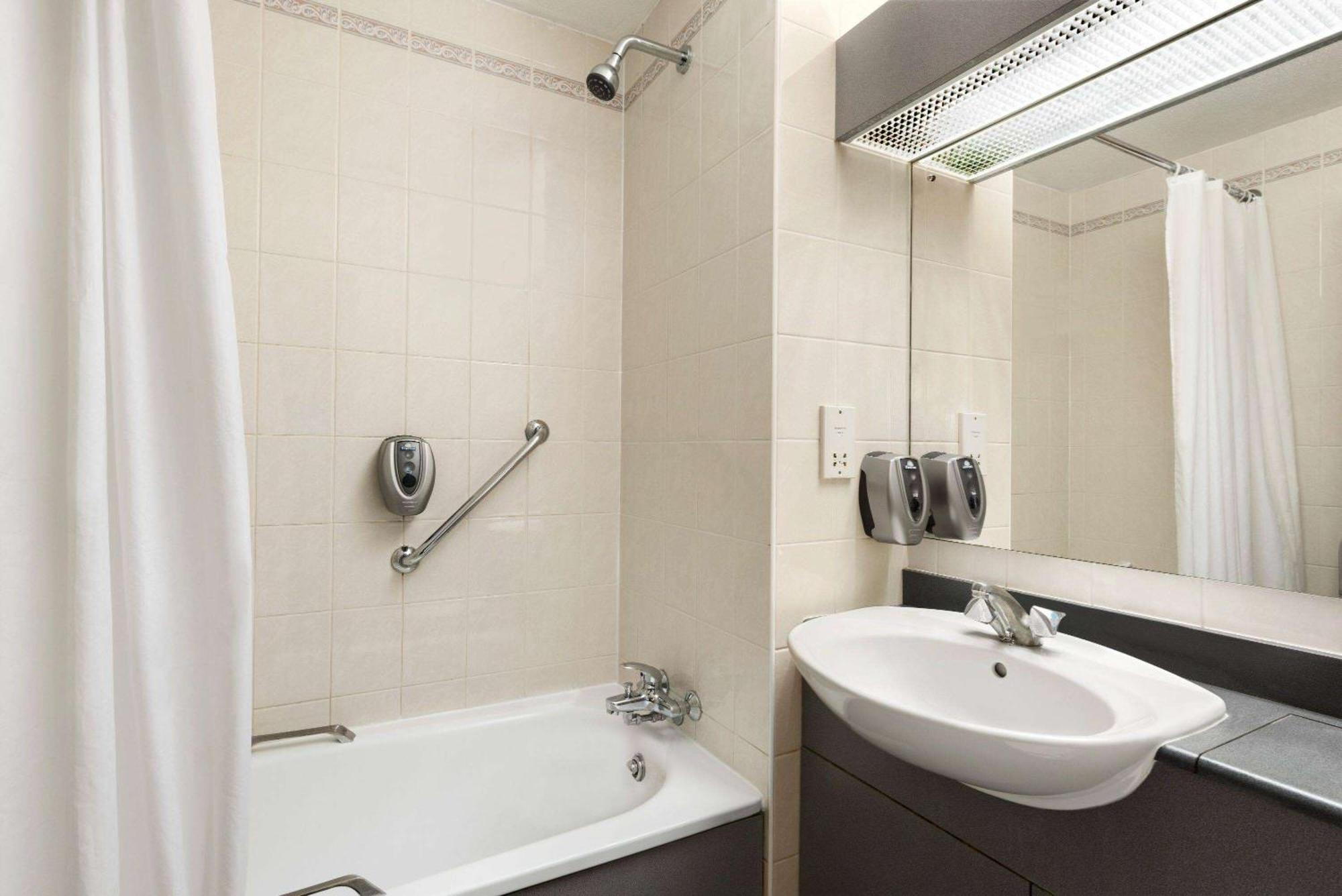 Days Inn Стафорд Екстериор снимка