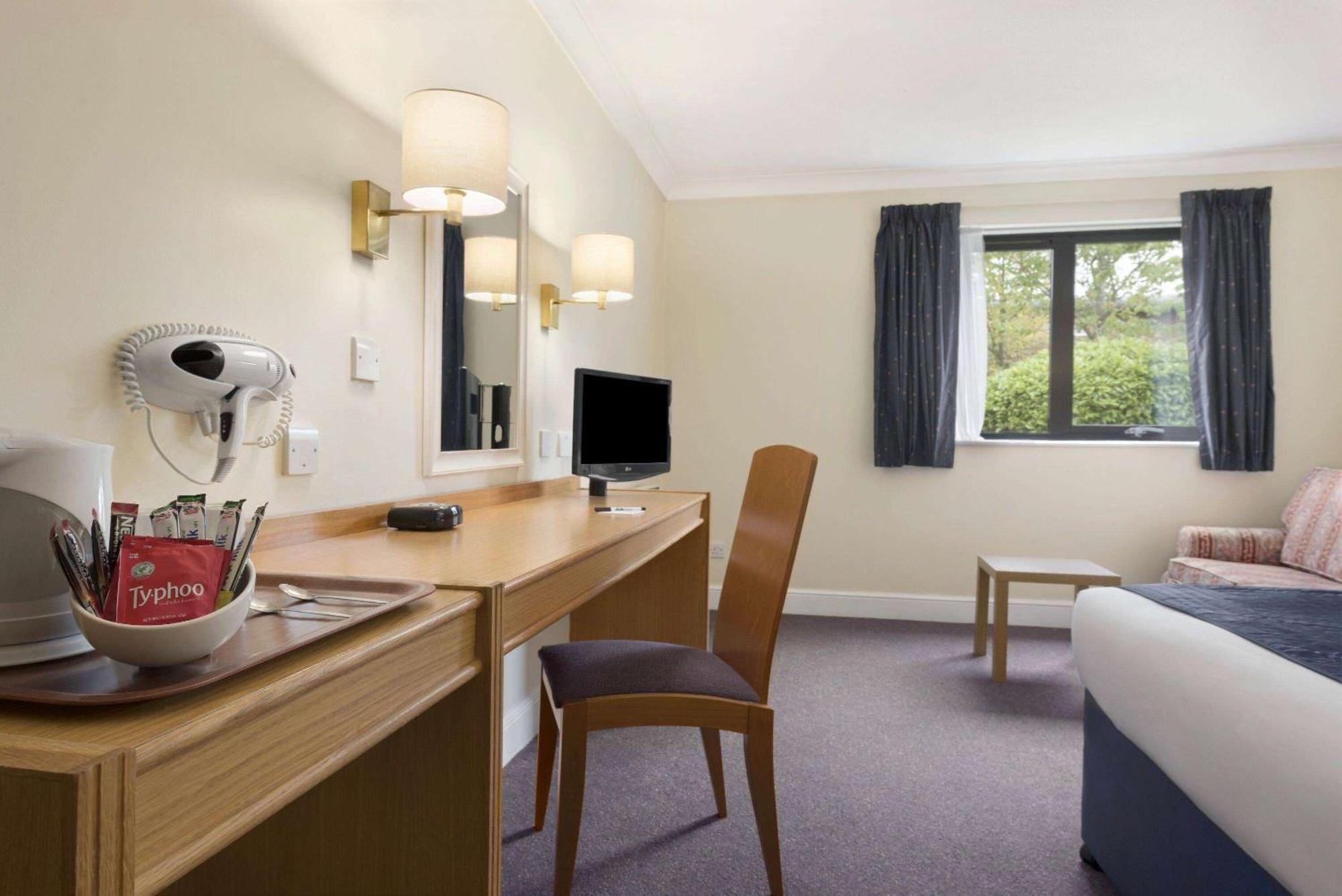 Days Inn Стафорд Екстериор снимка