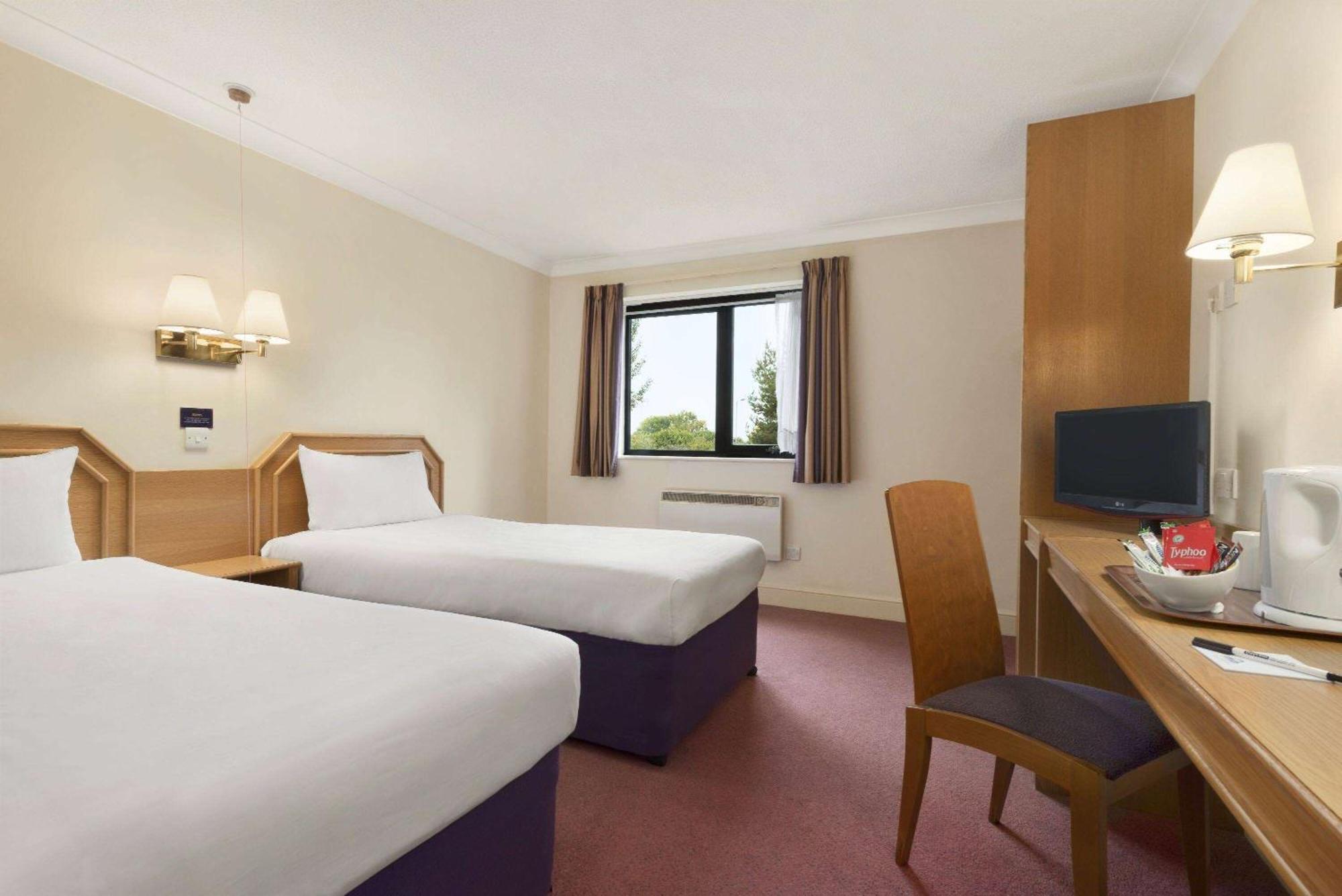 Days Inn Стафорд Екстериор снимка