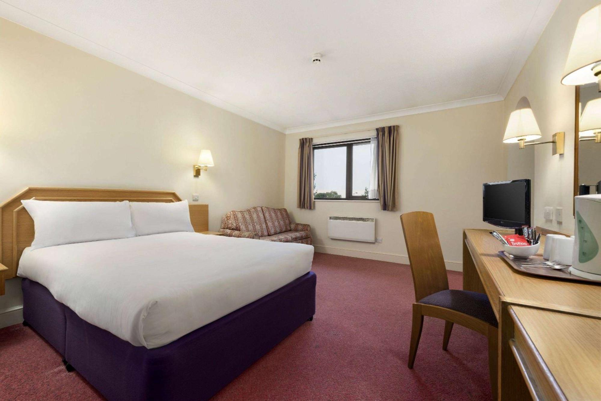 Days Inn Стафорд Екстериор снимка