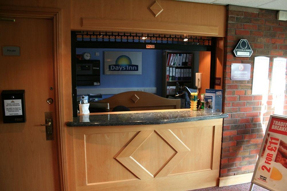 Days Inn Стафорд Екстериор снимка