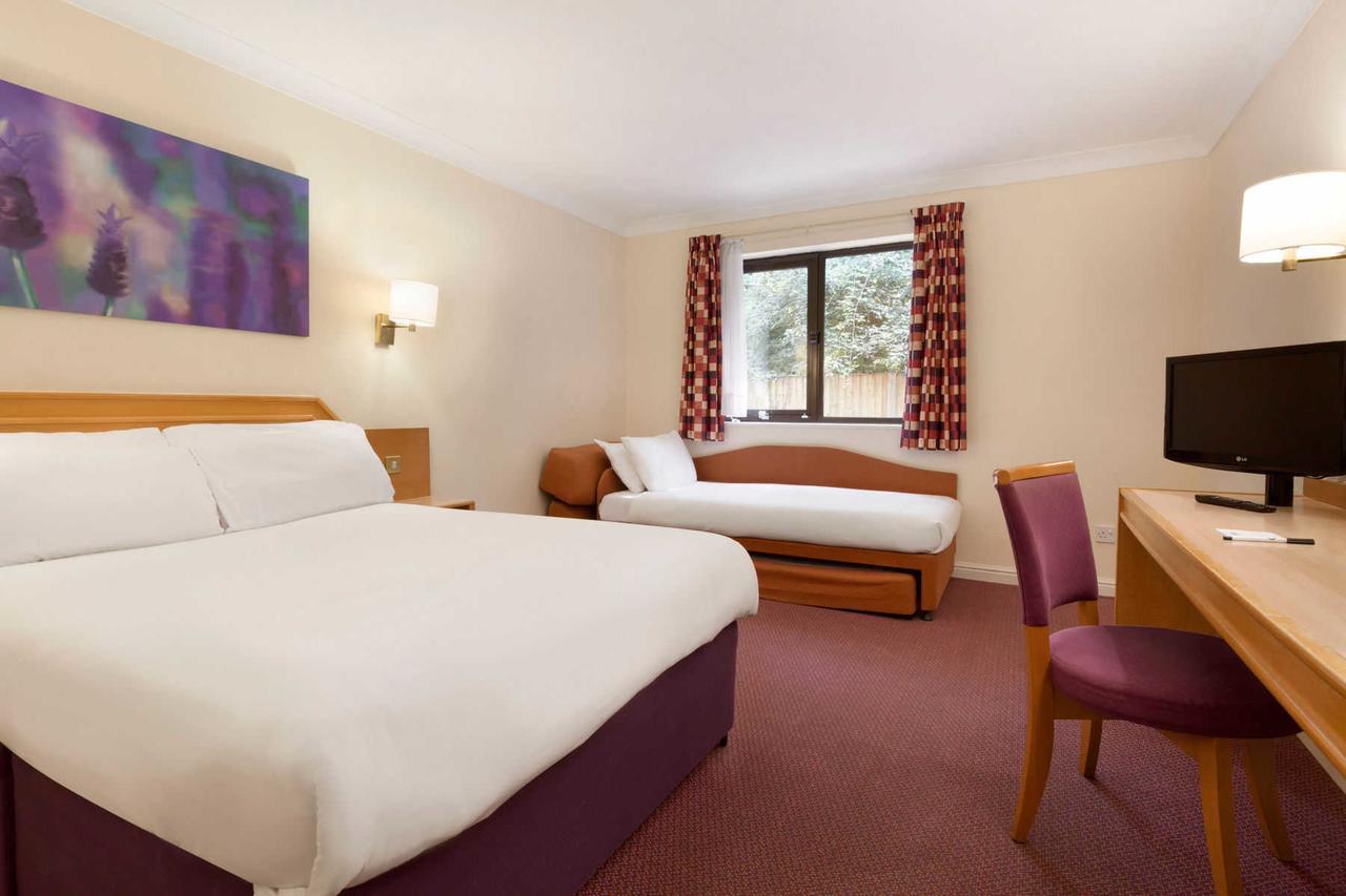 Days Inn Стафорд Екстериор снимка