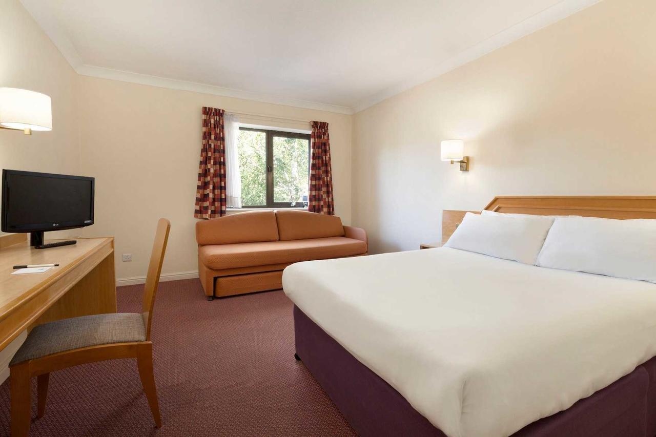 Days Inn Стафорд Екстериор снимка