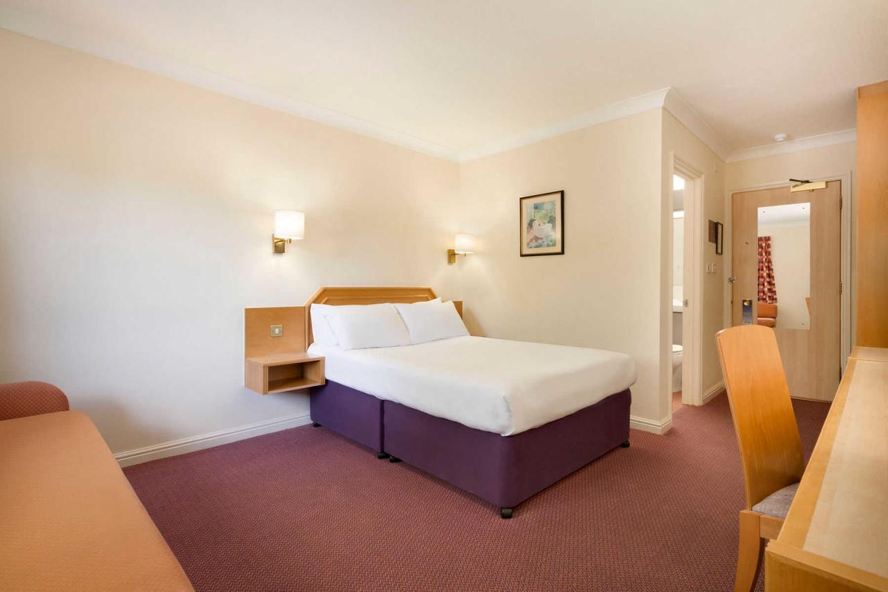 Days Inn Стафорд Екстериор снимка